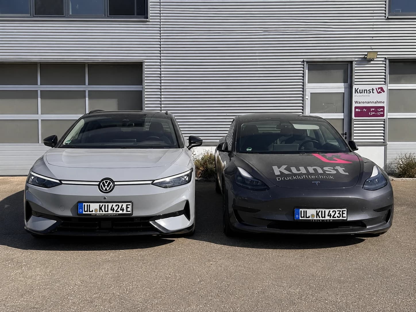 Zwei Elektroautos von Kunst Drucklufttechnik vor der Firmenhalle