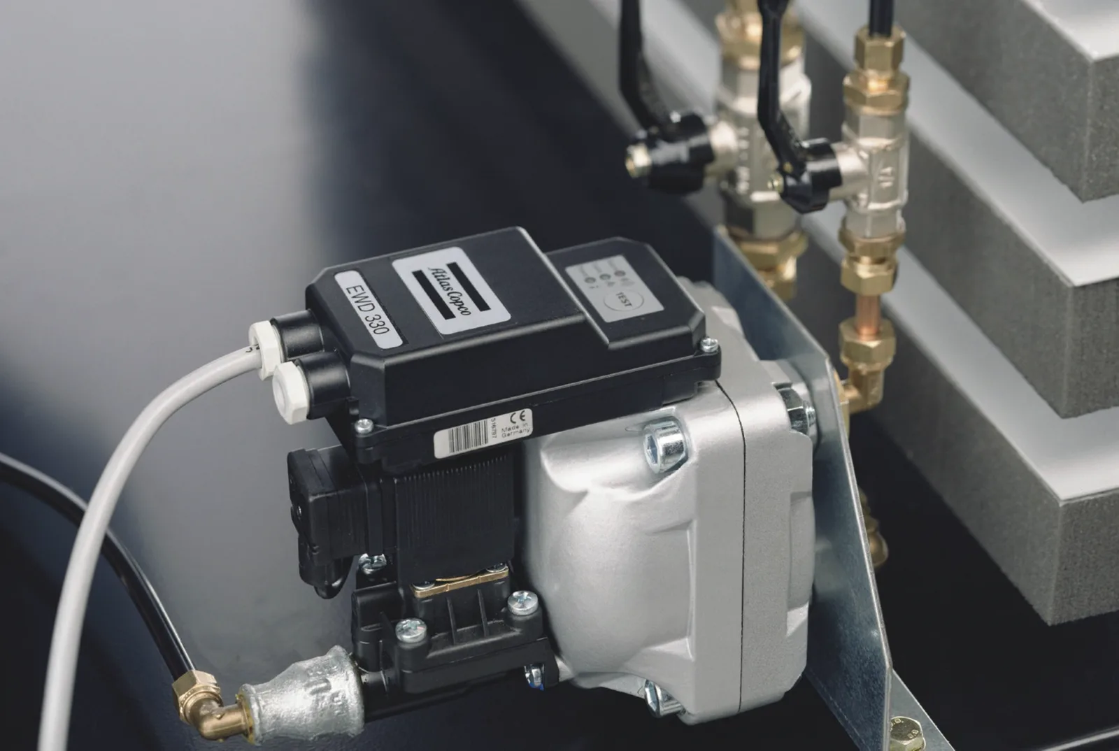 Elektronischer Kondensatableiter mit Kabel und Anschlüssen an einem Druckluftbehälter