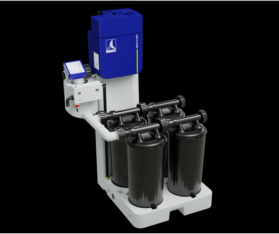 Aktiver Öl-Wasser-Trenner BEKO QWIK-PURE mit blauem Steuerkopf und vier schwarzen Filterkartuschen auf einer Bodenwanne